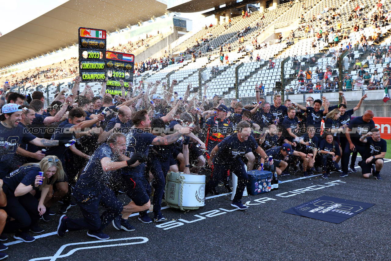 GP GIAPPONE, Red Bull Racing celebrate winning the Constructors' Championship.

24.09.2023. Formula 1 World Championship, Rd 17, Japanese Grand Prix, Suzuka, Japan, Gara Day.

 - www.xpbimages.com, EMail: requests@xpbimages.com © Copyright: Coates / XPB Images