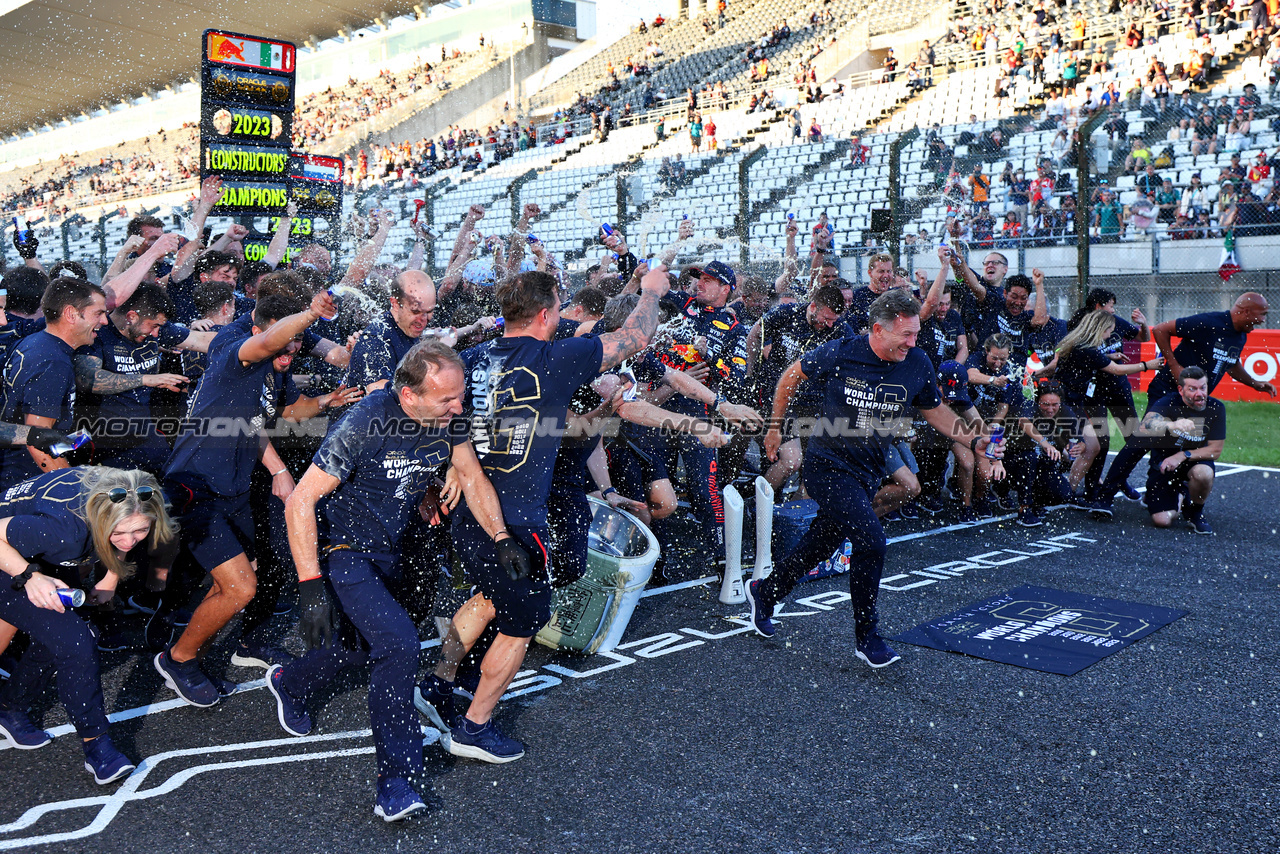 GP GIAPPONE, Red Bull Racing celebrate winning the Constructors' Championship.

24.09.2023. Formula 1 World Championship, Rd 17, Japanese Grand Prix, Suzuka, Japan, Gara Day.

 - www.xpbimages.com, EMail: requests@xpbimages.com © Copyright: Coates / XPB Images