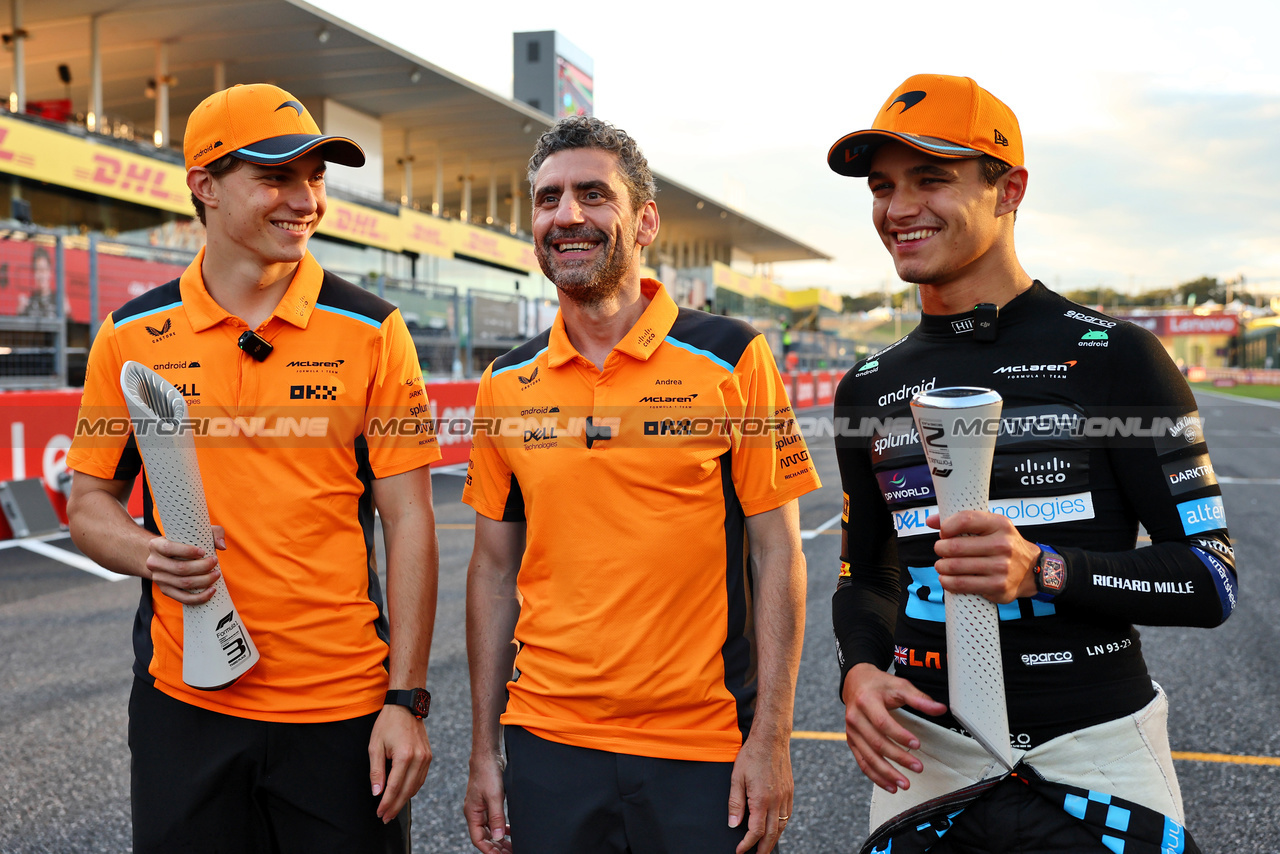 GP GIAPPONE, (L to R): Oscar Piastri (AUS) McLaren celebrates his third position with Andrea Stella (ITA) McLaren Team Principal e second placed team mate Lando Norris (GBR) McLaren.

24.09.2023. Formula 1 World Championship, Rd 17, Japanese Grand Prix, Suzuka, Japan, Gara Day.

- www.xpbimages.com, EMail: requests@xpbimages.com © Copyright: Batchelor / XPB Images