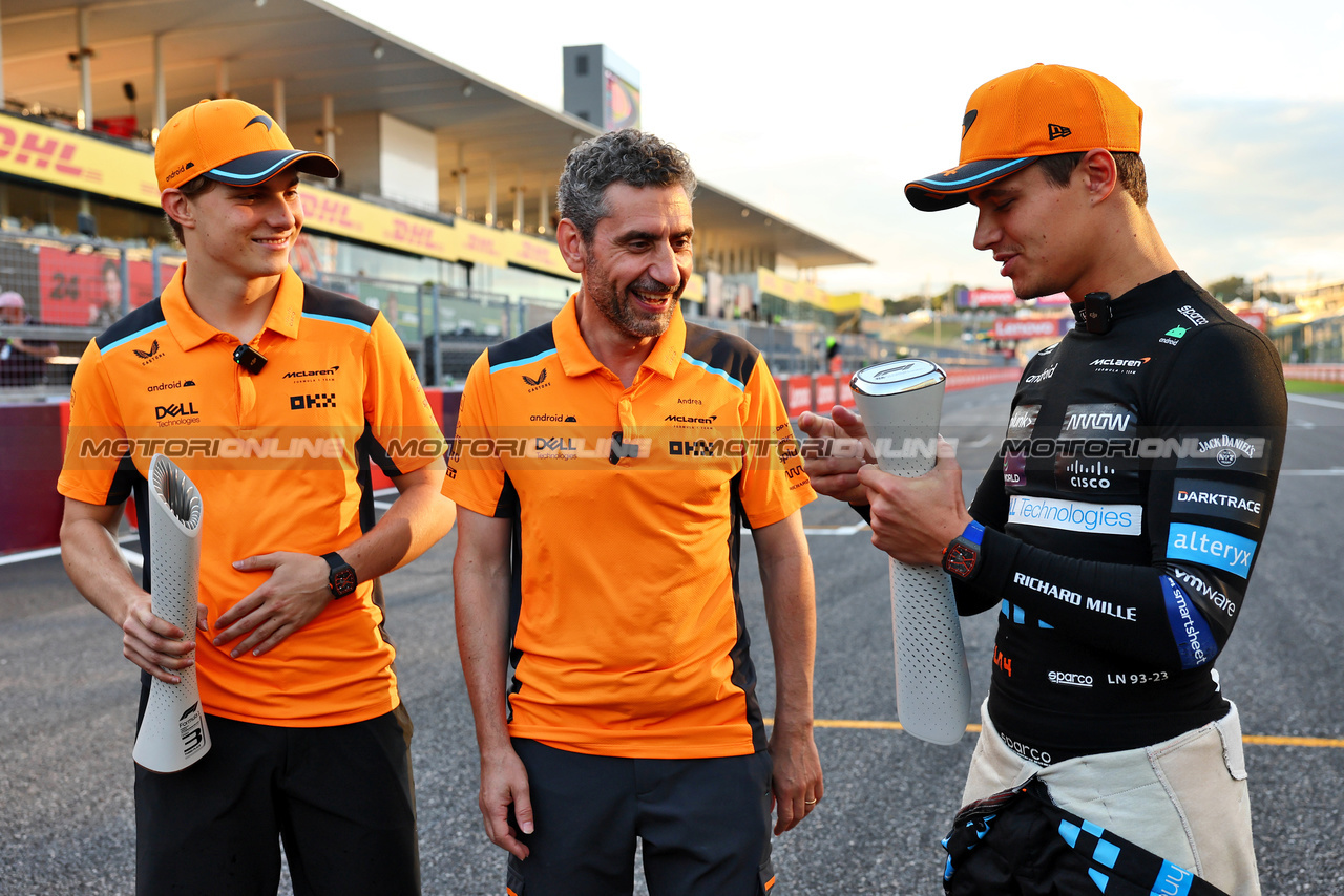 GP GIAPPONE, (L to R): Oscar Piastri (AUS) McLaren celebrates his third position with Andrea Stella (ITA) McLaren Team Principal e second placed team mate Lando Norris (GBR) McLaren.

24.09.2023. Formula 1 World Championship, Rd 17, Japanese Grand Prix, Suzuka, Japan, Gara Day.

- www.xpbimages.com, EMail: requests@xpbimages.com © Copyright: Batchelor / XPB Images