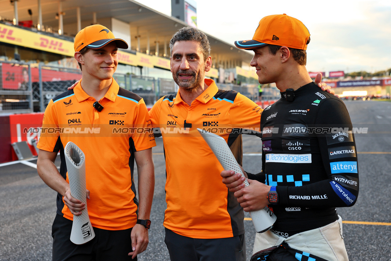 GP GIAPPONE, (L to R): Oscar Piastri (AUS) McLaren celebrates his third position with Andrea Stella (ITA) McLaren Team Principal e second placed team mate Lando Norris (GBR) McLaren.

24.09.2023. Formula 1 World Championship, Rd 17, Japanese Grand Prix, Suzuka, Japan, Gara Day.

- www.xpbimages.com, EMail: requests@xpbimages.com © Copyright: Batchelor / XPB Images