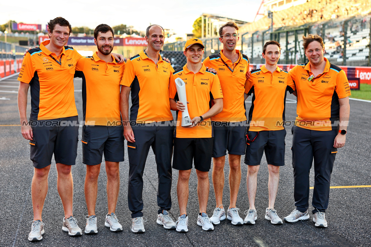 GP GIAPPONE, Oscar Piastri (AUS) McLaren celebrates his third position with the team.

24.09.2023. Formula 1 World Championship, Rd 17, Japanese Grand Prix, Suzuka, Japan, Gara Day.

- www.xpbimages.com, EMail: requests@xpbimages.com © Copyright: Batchelor / XPB Images