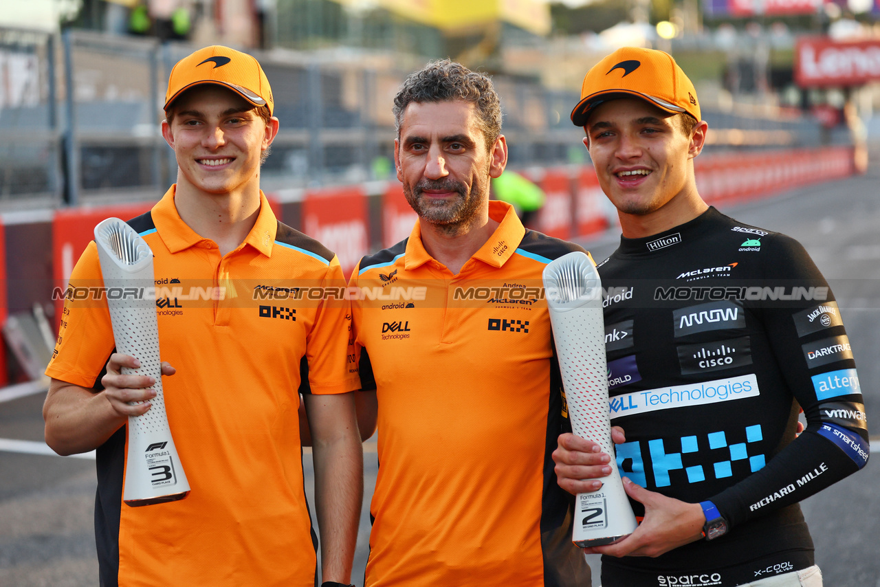 GP GIAPPONE, (L to R): Oscar Piastri (AUS) McLaren celebrates his third position with Andrea Stella (ITA) McLaren Team Principal e second placed team mate Lando Norris (GBR) McLaren.

24.09.2023. Formula 1 World Championship, Rd 17, Japanese Grand Prix, Suzuka, Japan, Gara Day.

- www.xpbimages.com, EMail: requests@xpbimages.com © Copyright: Batchelor / XPB Images