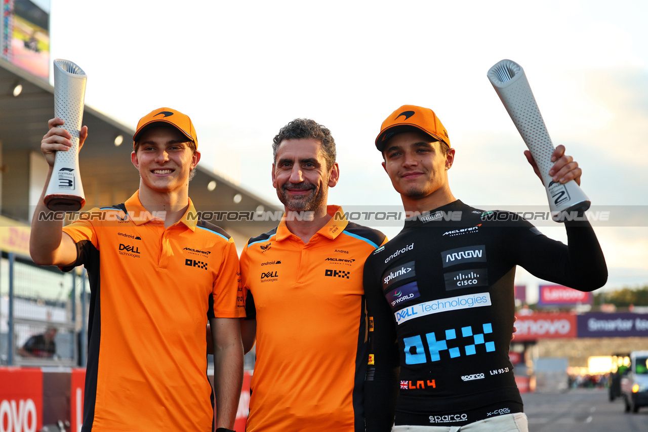 GP GIAPPONE, (L to R): Oscar Piastri (AUS) McLaren celebrates his third position with Andrea Stella (ITA) McLaren Team Principal e second placed team mate Lando Norris (GBR) McLaren.

24.09.2023. Formula 1 World Championship, Rd 17, Japanese Grand Prix, Suzuka, Japan, Gara Day.

- www.xpbimages.com, EMail: requests@xpbimages.com © Copyright: Batchelor / XPB Images