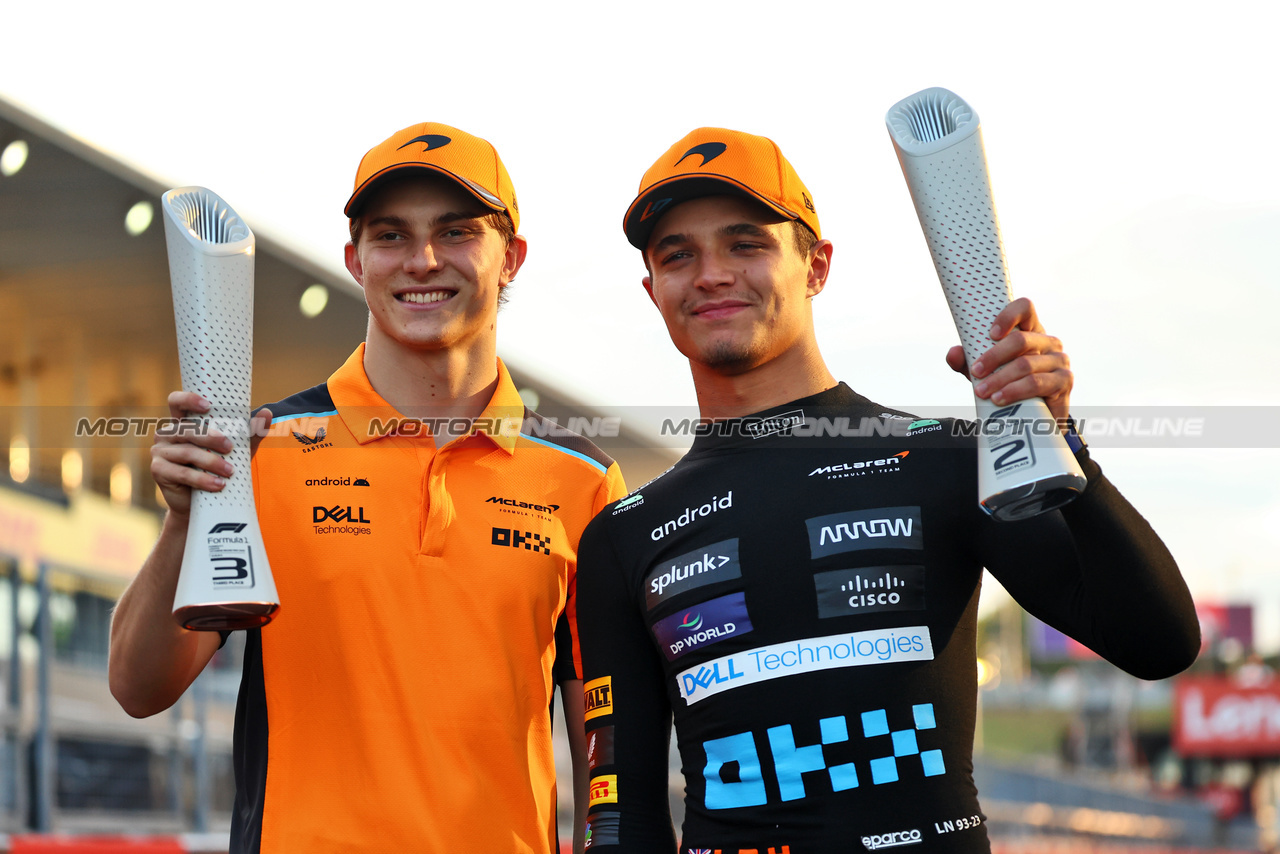 GP GIAPPONE, (L to R): Oscar Piastri (AUS) McLaren celebrates his third position second placed team mate Lando Norris (GBR) McLaren.

24.09.2023. Formula 1 World Championship, Rd 17, Japanese Grand Prix, Suzuka, Japan, Gara Day.

- www.xpbimages.com, EMail: requests@xpbimages.com © Copyright: Batchelor / XPB Images