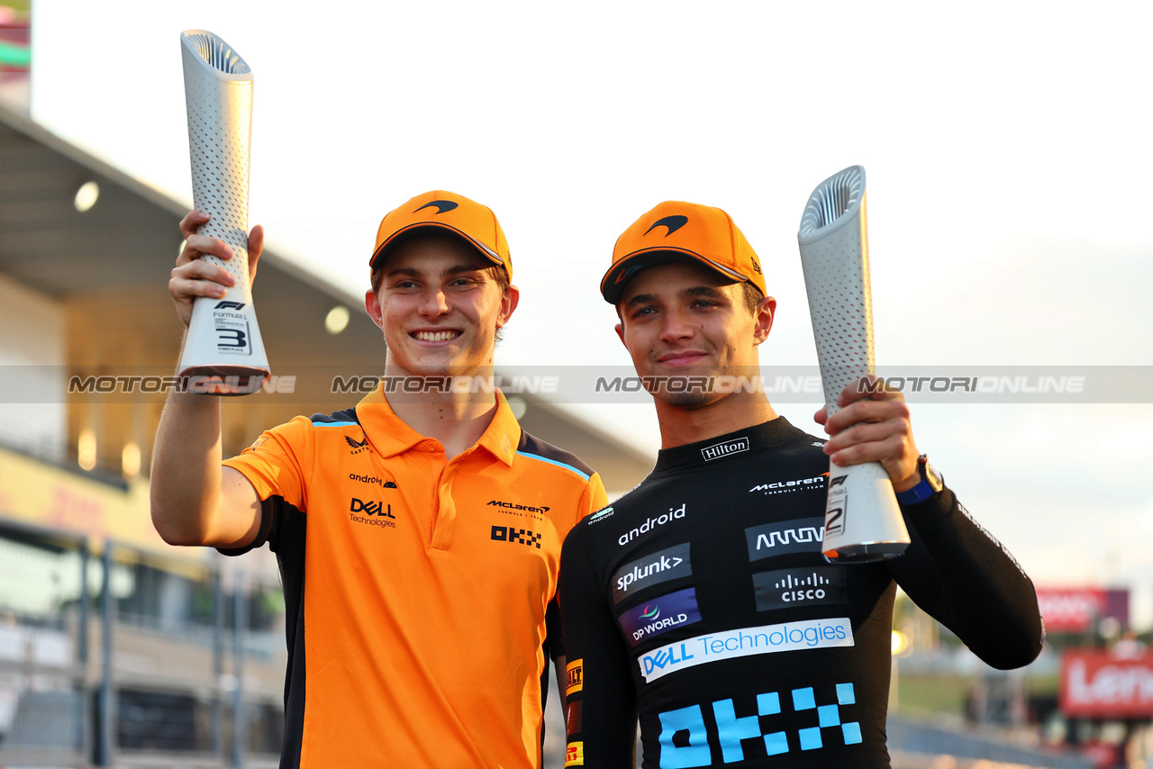 GP GIAPPONE, (L to R): Oscar Piastri (AUS) McLaren celebrates his third position second placed team mate Lando Norris (GBR) McLaren.

24.09.2023. Formula 1 World Championship, Rd 17, Japanese Grand Prix, Suzuka, Japan, Gara Day.

- www.xpbimages.com, EMail: requests@xpbimages.com © Copyright: Batchelor / XPB Images