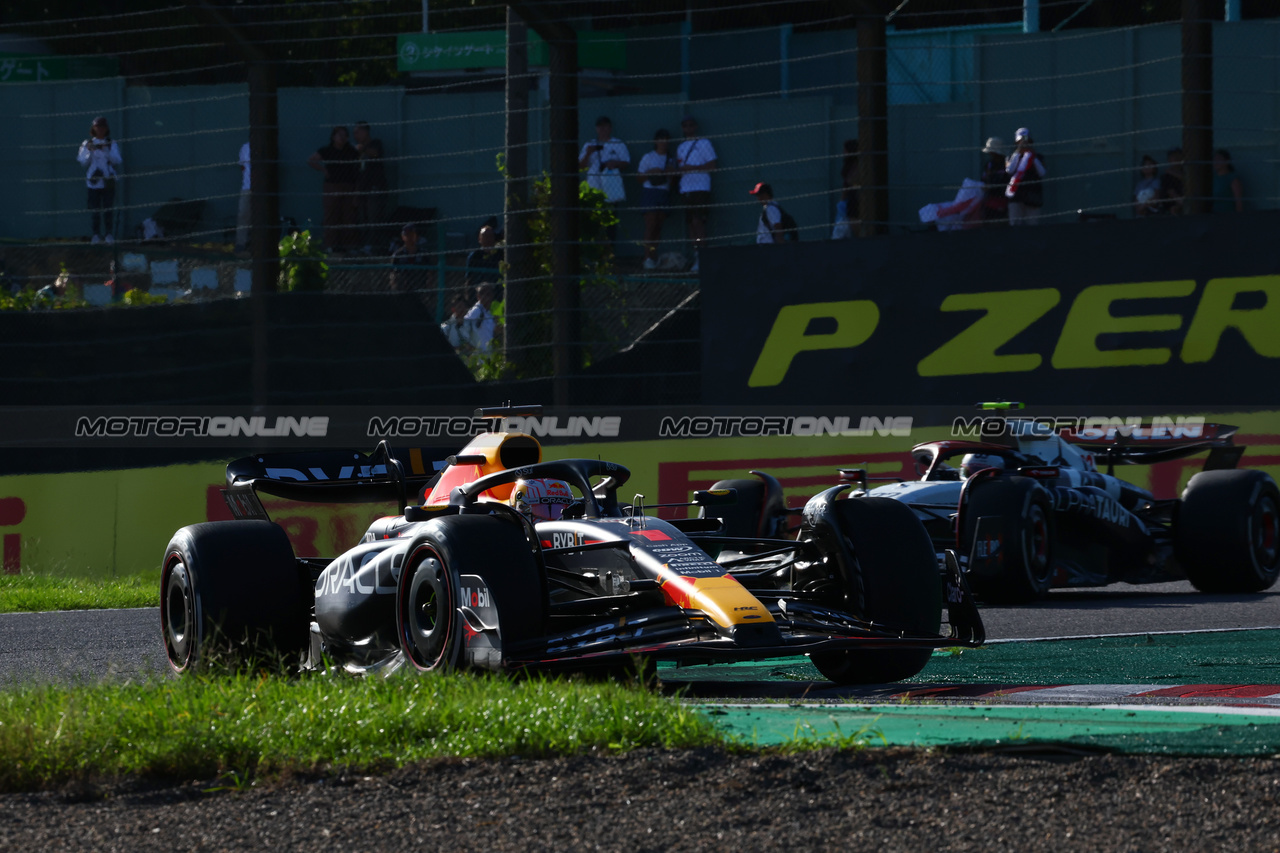 GP GIAPPONE, Max Verstappen (NLD) Red Bull Racing RB19.



24.09.2023. Formula 1 World Championship, Rd 17, Japanese Grand Prix, Suzuka, Japan, Gara Day.

 - www.xpbimages.com, EMail: requests@xpbimages.com © Copyright: Coates / XPB Images