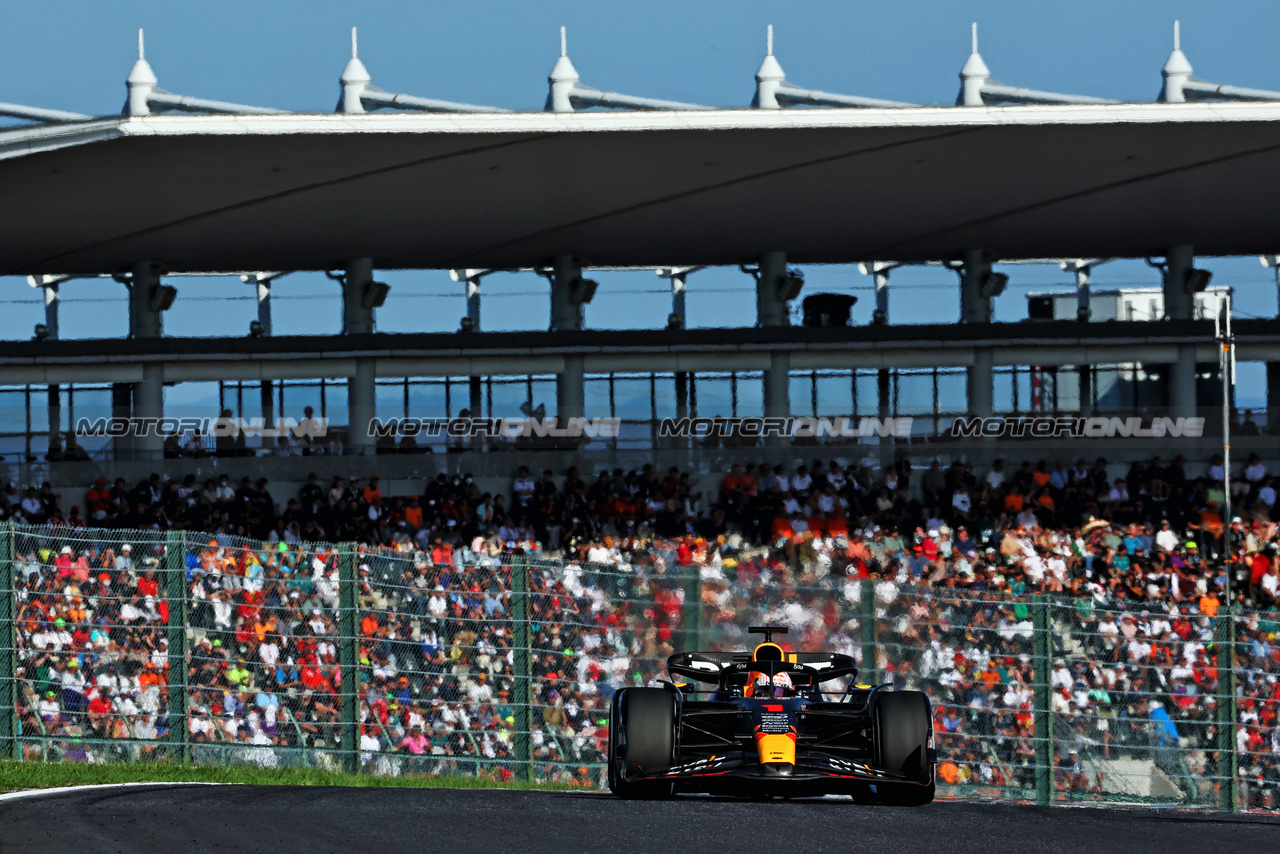 GP GIAPPONE, Max Verstappen (NLD) Red Bull Racing RB19.

24.09.2023. Formula 1 World Championship, Rd 17, Japanese Grand Prix, Suzuka, Japan, Gara Day.

 - www.xpbimages.com, EMail: requests@xpbimages.com © Copyright: Coates / XPB Images
