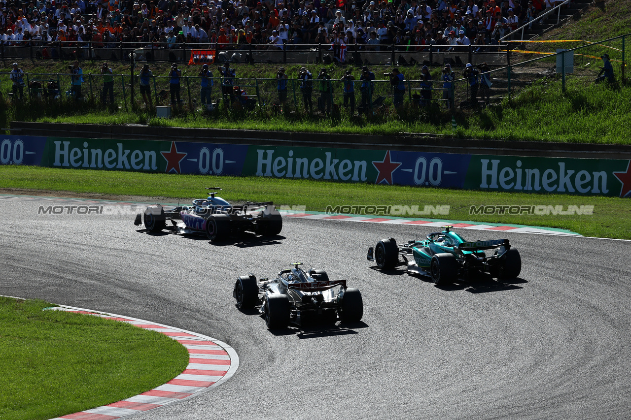GP GIAPPONE, Lewis Hamilton (GBR) Mercedes AMG F1 W14 e Fernando Alonso (ESP) Aston Martin F1 Team AMR23 battle for position.

24.09.2023. Formula 1 World Championship, Rd 17, Japanese Grand Prix, Suzuka, Japan, Gara Day.

 - www.xpbimages.com, EMail: requests@xpbimages.com © Copyright: Coates / XPB Images