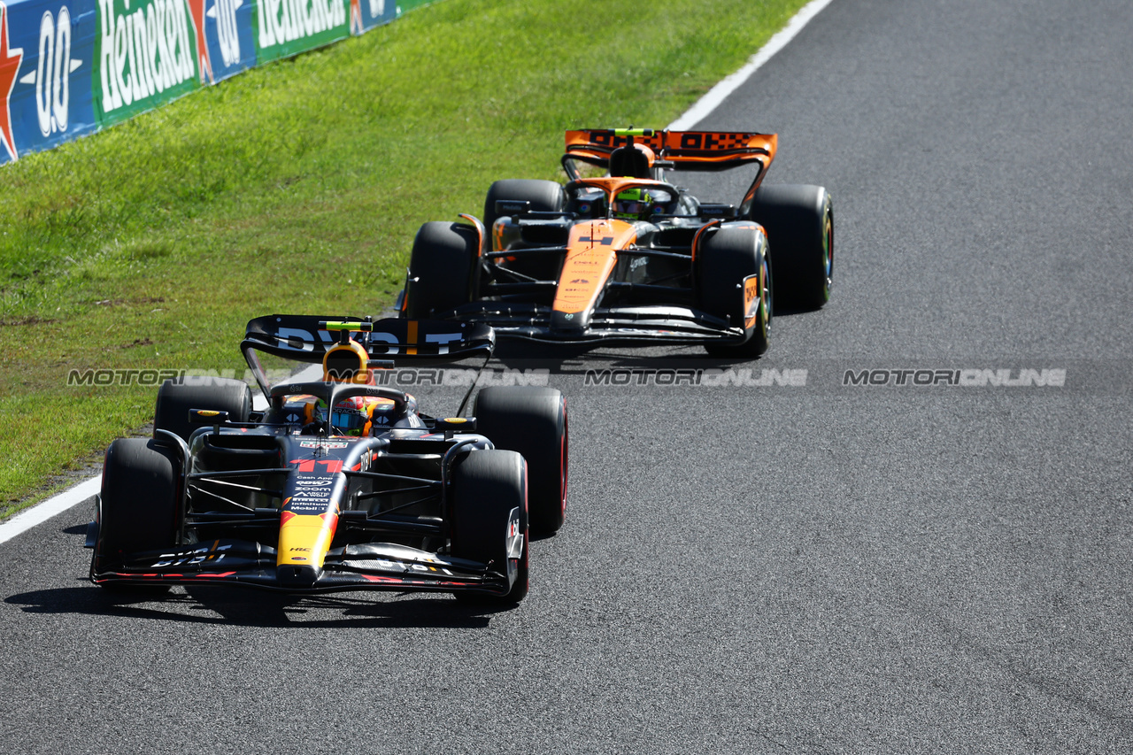 GP GIAPPONE, Sergio Perez (MEX) Red Bull Racing RB19.

24.09.2023. Formula 1 World Championship, Rd 17, Japanese Grand Prix, Suzuka, Japan, Gara Day.

 - www.xpbimages.com, EMail: requests@xpbimages.com © Copyright: Coates / XPB Images