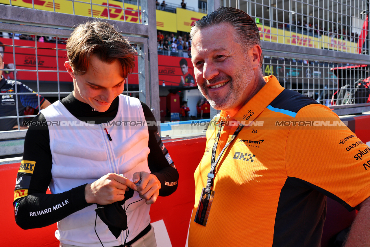 GP GIAPPONE, (L to R): Oscar Piastri (AUS) McLaren with Zak Brown (USA) McLaren Executive Director on the grid.

24.09.2023. Formula 1 World Championship, Rd 17, Japanese Grand Prix, Suzuka, Japan, Gara Day.

- www.xpbimages.com, EMail: requests@xpbimages.com © Copyright: Batchelor / XPB Images