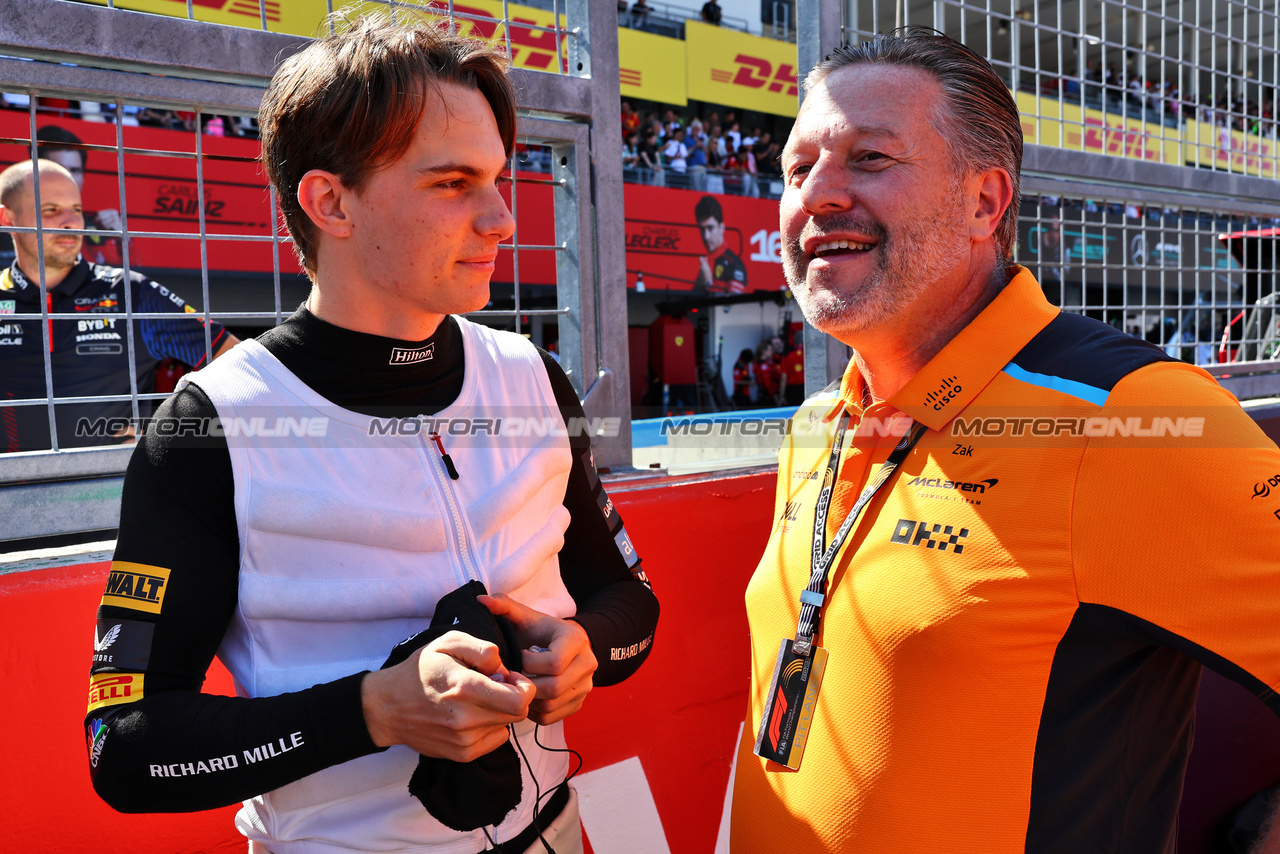 GP GIAPPONE, (L to R): Oscar Piastri (AUS) McLaren with Zak Brown (USA) McLaren Executive Director on the grid.

24.09.2023. Formula 1 World Championship, Rd 17, Japanese Grand Prix, Suzuka, Japan, Gara Day.

- www.xpbimages.com, EMail: requests@xpbimages.com © Copyright: Batchelor / XPB Images