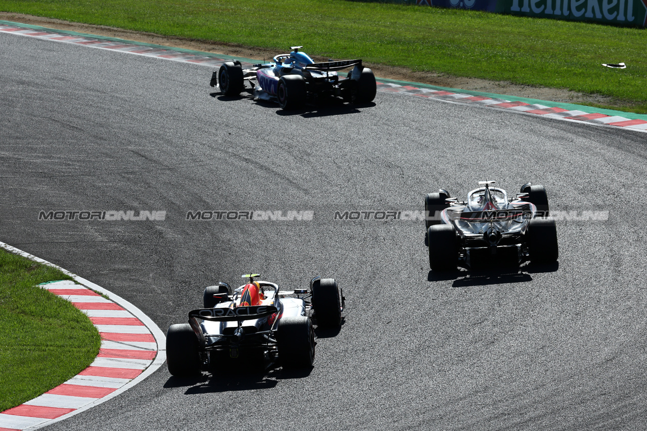 GP GIAPPONE, Sergio Perez (MEX) Red Bull Racing RB19.

24.09.2023. Formula 1 World Championship, Rd 17, Japanese Grand Prix, Suzuka, Japan, Gara Day.

 - www.xpbimages.com, EMail: requests@xpbimages.com © Copyright: Coates / XPB Images