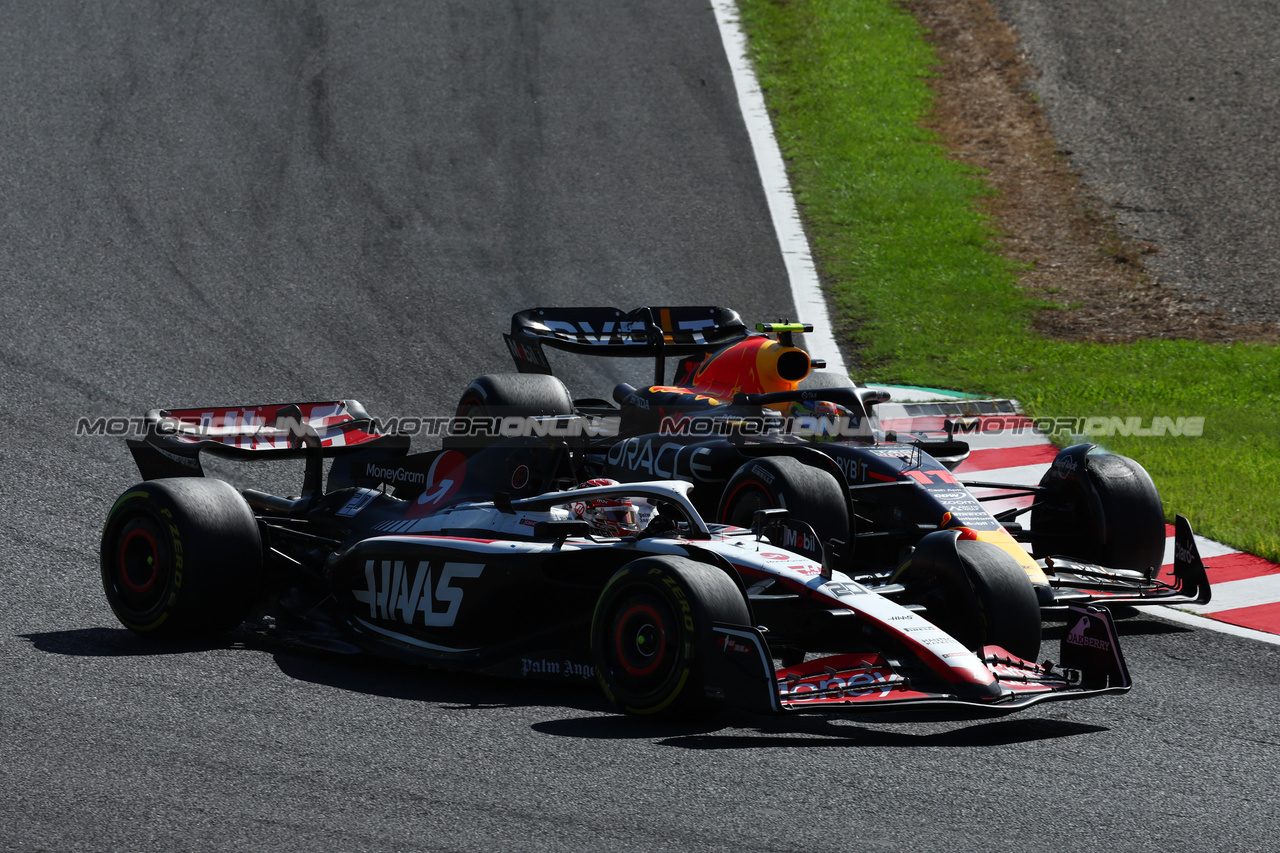 GP GIAPPONE, Kevin Magnussen (DEN) Haas VF-23 is hit by Sergio Perez (MEX) Red Bull Racing RB19.

24.09.2023. Formula 1 World Championship, Rd 17, Japanese Grand Prix, Suzuka, Japan, Gara Day.

 - www.xpbimages.com, EMail: requests@xpbimages.com © Copyright: Coates / XPB Images