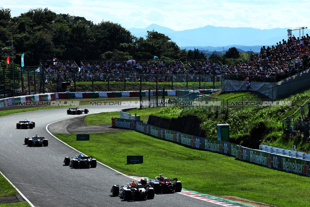 GP GIAPPONE, Sergio Perez (MEX) Red Bull Racing RB19 e Zhou Guanyu (CHN) Alfa Romeo F1 Team C43 battle for position.

24.09.2023. Formula 1 World Championship, Rd 17, Japanese Grand Prix, Suzuka, Japan, Gara Day.

 - www.xpbimages.com, EMail: requests@xpbimages.com © Copyright: Coates / XPB Images