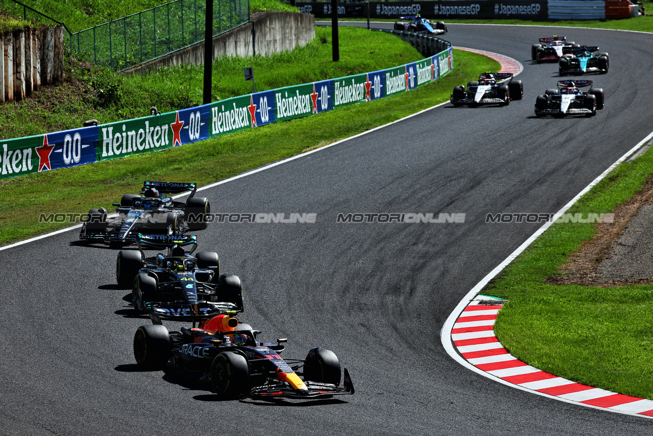 GP GIAPPONE, Sergio Perez (MEX) Red Bull Racing RB19.

24.09.2023. Formula 1 World Championship, Rd 17, Japanese Grand Prix, Suzuka, Japan, Gara Day.

 - www.xpbimages.com, EMail: requests@xpbimages.com © Copyright: Coates / XPB Images