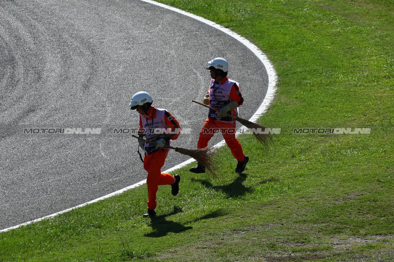 GP GIAPPONE, Marshals sweep the circuit.

24.09.2023. Formula 1 World Championship, Rd 17, Japanese Grand Prix, Suzuka, Japan, Gara Day.

 - www.xpbimages.com, EMail: requests@xpbimages.com © Copyright: Coates / XPB Images