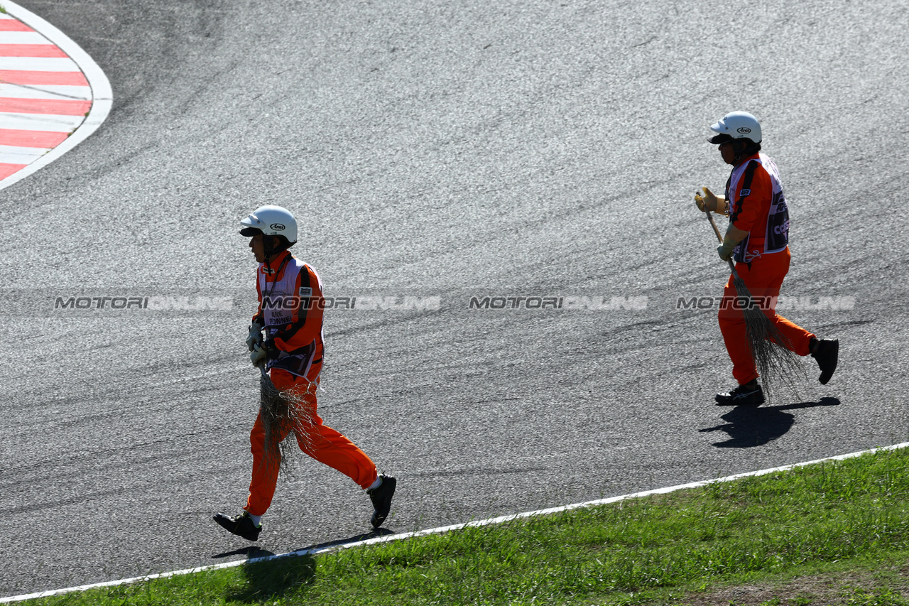 GP GIAPPONE, Marshals sweep the circuit.

24.09.2023. Formula 1 World Championship, Rd 17, Japanese Grand Prix, Suzuka, Japan, Gara Day.

 - www.xpbimages.com, EMail: requests@xpbimages.com © Copyright: Coates / XPB Images
