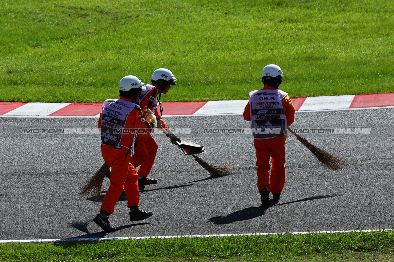 GP GIAPPONE, Marshals sweep the circuit.

24.09.2023. Formula 1 World Championship, Rd 17, Japanese Grand Prix, Suzuka, Japan, Gara Day.

 - www.xpbimages.com, EMail: requests@xpbimages.com © Copyright: Coates / XPB Images