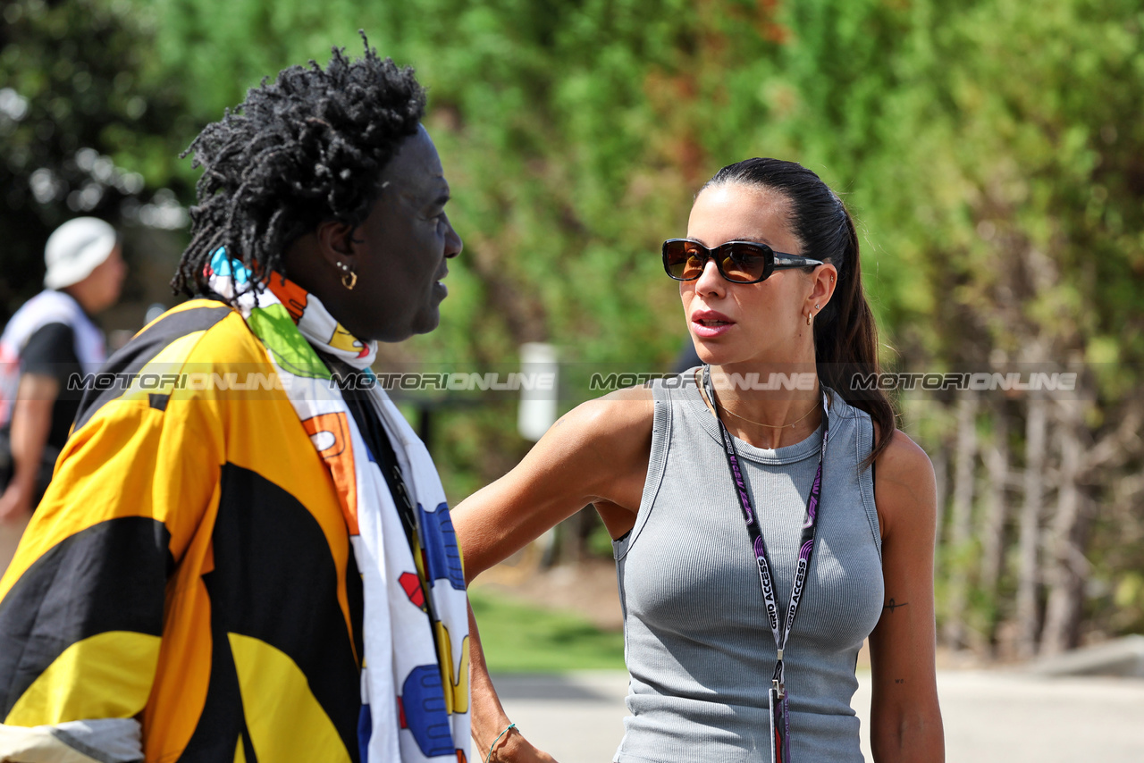 GP GIAPPONE, Melissa Jimenez (ESP) DAZN TV Presenter with Mr Moko (SEN) Crown Hearts Jewelry.

24.09.2023. Formula 1 World Championship, Rd 17, Japanese Grand Prix, Suzuka, Japan, Gara Day.

- www.xpbimages.com, EMail: requests@xpbimages.com © Copyright: Moy / XPB Images