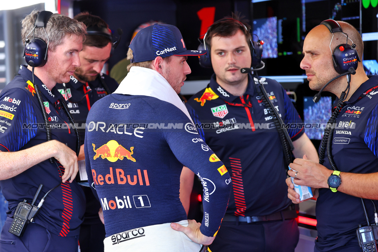 GP GIAPPONE, Max Verstappen (NLD) Red Bull Racing with Gianpiero Lambiase (ITA) Red Bull Racing Engineer on the grid.

24.09.2023. Formula 1 World Championship, Rd 17, Japanese Grand Prix, Suzuka, Japan, Gara Day.

- www.xpbimages.com, EMail: requests@xpbimages.com © Copyright: Batchelor / XPB Images