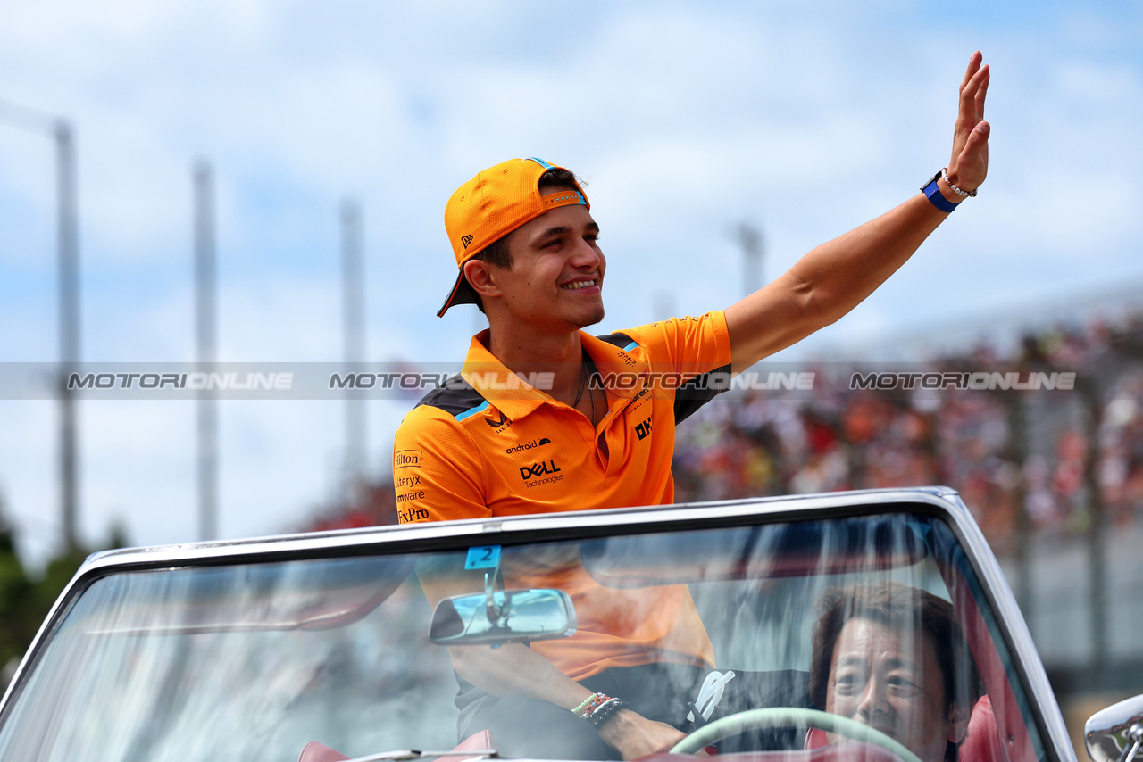 GP GIAPPONE, Lando Norris (GBR) McLaren on the drivers' parade.

24.09.2023. Formula 1 World Championship, Rd 17, Japanese Grand Prix, Suzuka, Japan, Gara Day.

 - www.xpbimages.com, EMail: requests@xpbimages.com © Copyright: Coates / XPB Images