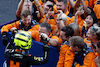 GP GIAPPONE, Lando Norris (GBR) McLaren MCL60 celebrates his second position with Zak Brown (USA) McLaren Executive Director e the team in parc ferme.
24.09.2023. Formula 1 World Championship, Rd 17, Japanese Grand Prix, Suzuka, Japan, Gara Day.
- www.xpbimages.com, EMail: requests@xpbimages.com © Copyright: Moy / XPB Images