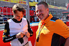 GP GIAPPONE, (L to R): Oscar Piastri (AUS) McLaren with Zak Brown (USA) McLaren Executive Director on the grid.
24.09.2023. Formula 1 World Championship, Rd 17, Japanese Grand Prix, Suzuka, Japan, Gara Day.
- www.xpbimages.com, EMail: requests@xpbimages.com © Copyright: Batchelor / XPB Images