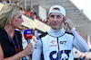 GP GIAPPONE, (L to R): Rachel Brookes (GBR) Sky Sports F1 Reporter with Liam Lawson (NZL) AlphaTauri on the grid.
24.09.2023. Formula 1 World Championship, Rd 17, Japanese Grand Prix, Suzuka, Japan, Gara Day.
- www.xpbimages.com, EMail: requests@xpbimages.com © Copyright: Batchelor / XPB Images