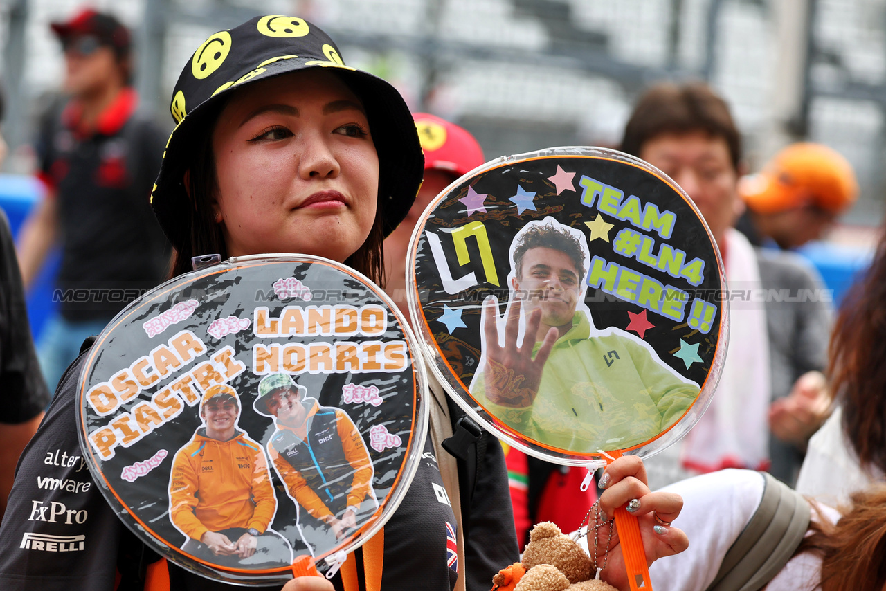 GP GIAPPONE, Circuit Atmosfera - McLaren fan in the pits.

21.09.2023. Formula 1 World Championship, Rd 17, Japanese Grand Prix, Suzuka, Japan, Preparation Day.

- www.xpbimages.com, EMail: requests@xpbimages.com © Copyright: Moy / XPB Images