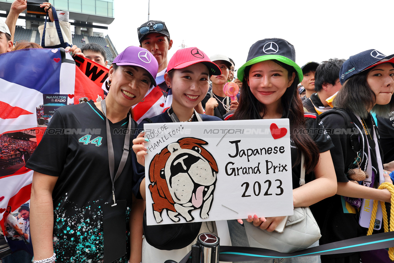GP GIAPPONE, Circuit Atmosfera - Lewis Hamilton (GBR) Mercedes AMG F1 fans in the pits.

21.09.2023. Formula 1 World Championship, Rd 17, Japanese Grand Prix, Suzuka, Japan, Preparation Day.

- www.xpbimages.com, EMail: requests@xpbimages.com © Copyright: Moy / XPB Images