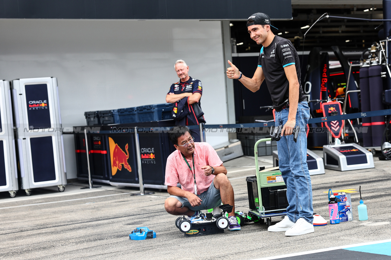 GP GIAPPONE, Esteban Ocon (FRA), Alpine F1 Team e Lewis Hamilton (GBR), Mercedes AMG F1  race with RC cars
21.09.2023. Formula 1 World Championship, Rd 17, Japanese Grand Prix, Suzuka, Japan, Preparation Day.
- www.xpbimages.com, EMail: requests@xpbimages.com © Copyright: Charniaux / XPB Images
