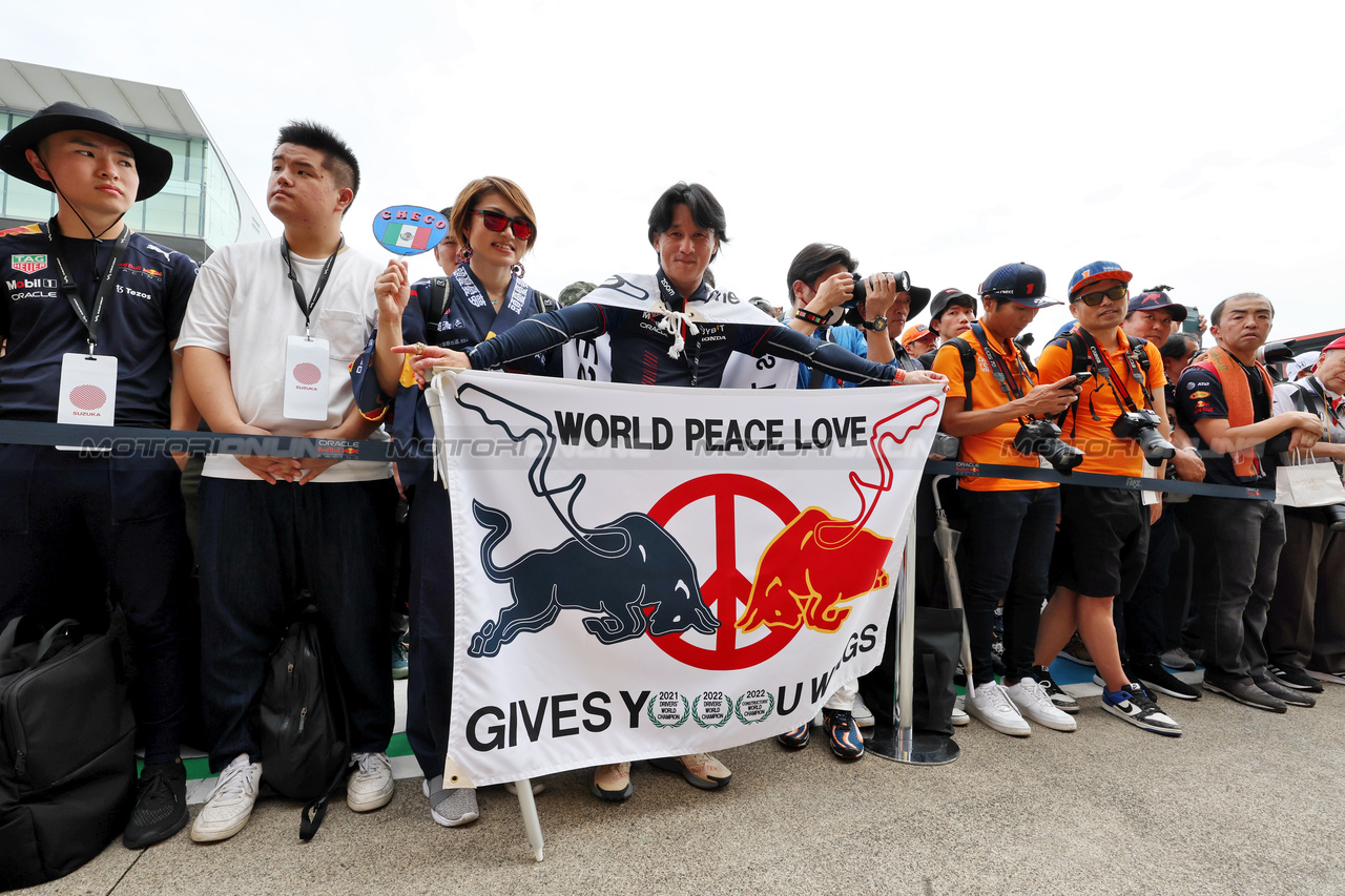 GP GIAPPONE, Circuit Atmosfera - Red Bull fans in the pits.

21.09.2023. Formula 1 World Championship, Rd 17, Japanese Grand Prix, Suzuka, Japan, Preparation Day.

- www.xpbimages.com, EMail: requests@xpbimages.com © Copyright: Moy / XPB Images