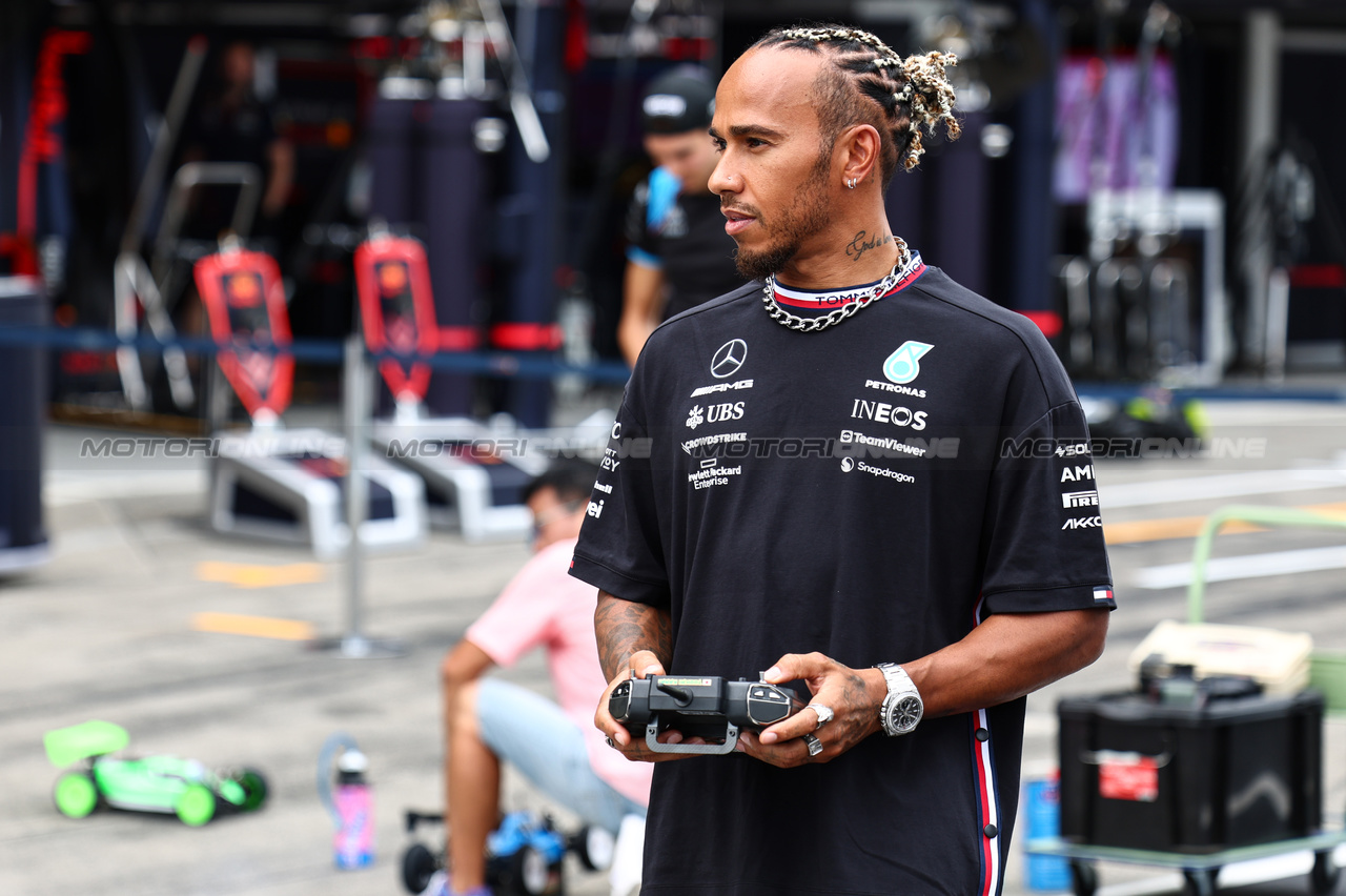 GP GIAPPONE, Esteban Ocon (FRA), Alpine F1 Team e Lewis Hamilton (GBR), Mercedes AMG F1  race with RC cars
21.09.2023. Formula 1 World Championship, Rd 17, Japanese Grand Prix, Suzuka, Japan, Preparation Day.
- www.xpbimages.com, EMail: requests@xpbimages.com © Copyright: Charniaux / XPB Images