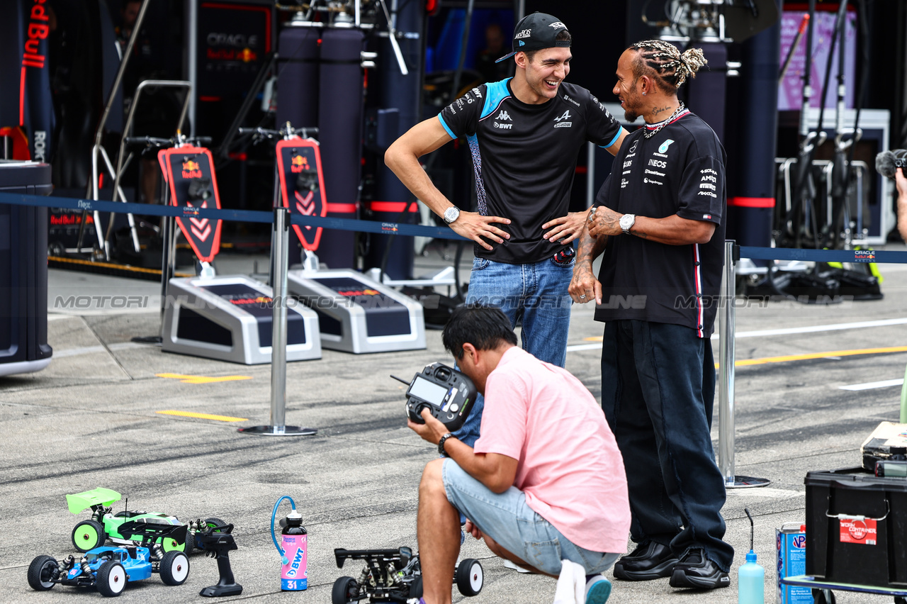 GP GIAPPONE, Esteban Ocon (FRA), Alpine F1 Team e Lewis Hamilton (GBR), Mercedes AMG F1  race with RC cars
21.09.2023. Formula 1 World Championship, Rd 17, Japanese Grand Prix, Suzuka, Japan, Preparation Day.
- www.xpbimages.com, EMail: requests@xpbimages.com © Copyright: Charniaux / XPB Images