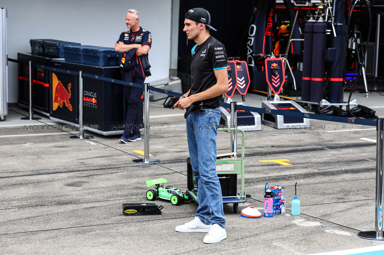GP GIAPPONE, Esteban Ocon (FRA), Alpine F1 Team e Lewis Hamilton (GBR), Mercedes AMG F1  race with RC cars
21.09.2023. Formula 1 World Championship, Rd 17, Japanese Grand Prix, Suzuka, Japan, Preparation Day.
- www.xpbimages.com, EMail: requests@xpbimages.com © Copyright: Charniaux / XPB Images