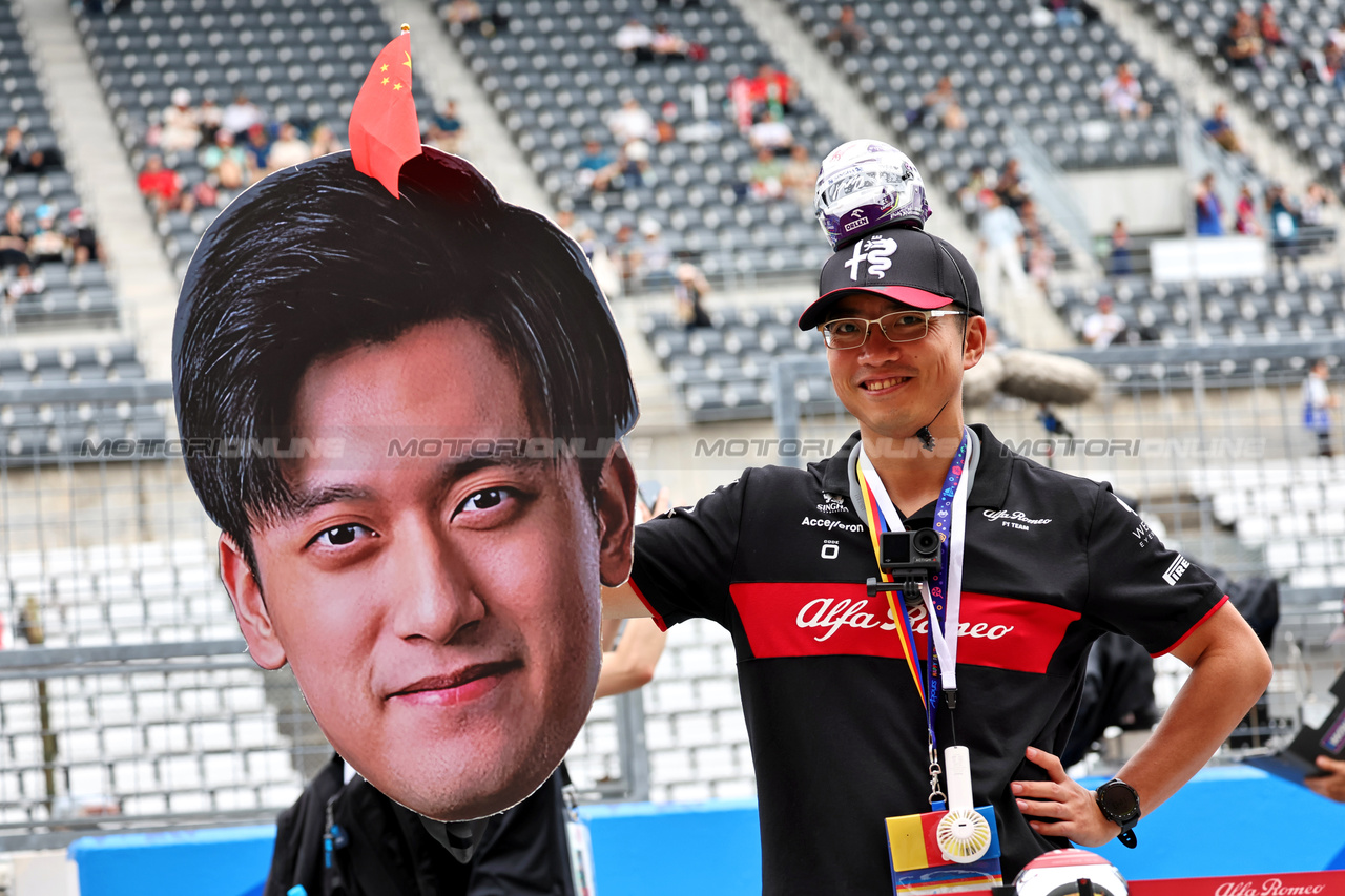 GP GIAPPONE, Circuit Atmosfera - Zhou Guanyu (CHN) Alfa Romeo F1 Team fan in the pits.

21.09.2023. Formula 1 World Championship, Rd 17, Japanese Grand Prix, Suzuka, Japan, Preparation Day.

- www.xpbimages.com, EMail: requests@xpbimages.com © Copyright: Moy / XPB Images