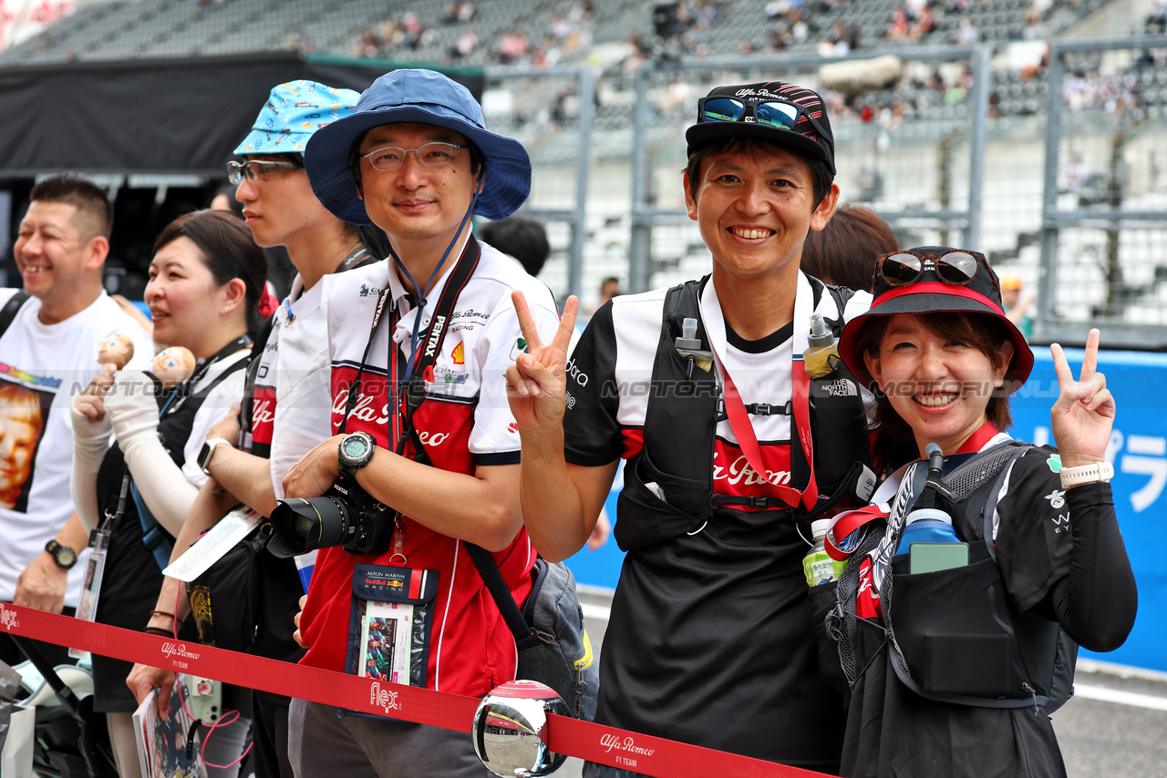 GP GIAPPONE, Circuit Atmosfera - Alfa Romeo F1 Team fans in the pits.

21.09.2023. Formula 1 World Championship, Rd 17, Japanese Grand Prix, Suzuka, Japan, Preparation Day.

- www.xpbimages.com, EMail: requests@xpbimages.com © Copyright: Moy / XPB Images