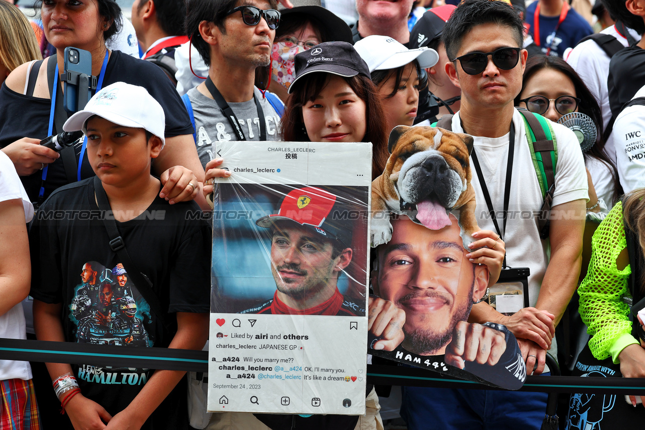 GP GIAPPONE, Circuit Atmosfera - Charles Leclerc (MON) Ferrari e Lewis Hamilton (GBR) Mercedes AMG F1 fans in the pits.

21.09.2023. Formula 1 World Championship, Rd 17, Japanese Grand Prix, Suzuka, Japan, Preparation Day.

 - www.xpbimages.com, EMail: requests@xpbimages.com © Copyright: Coates / XPB Images