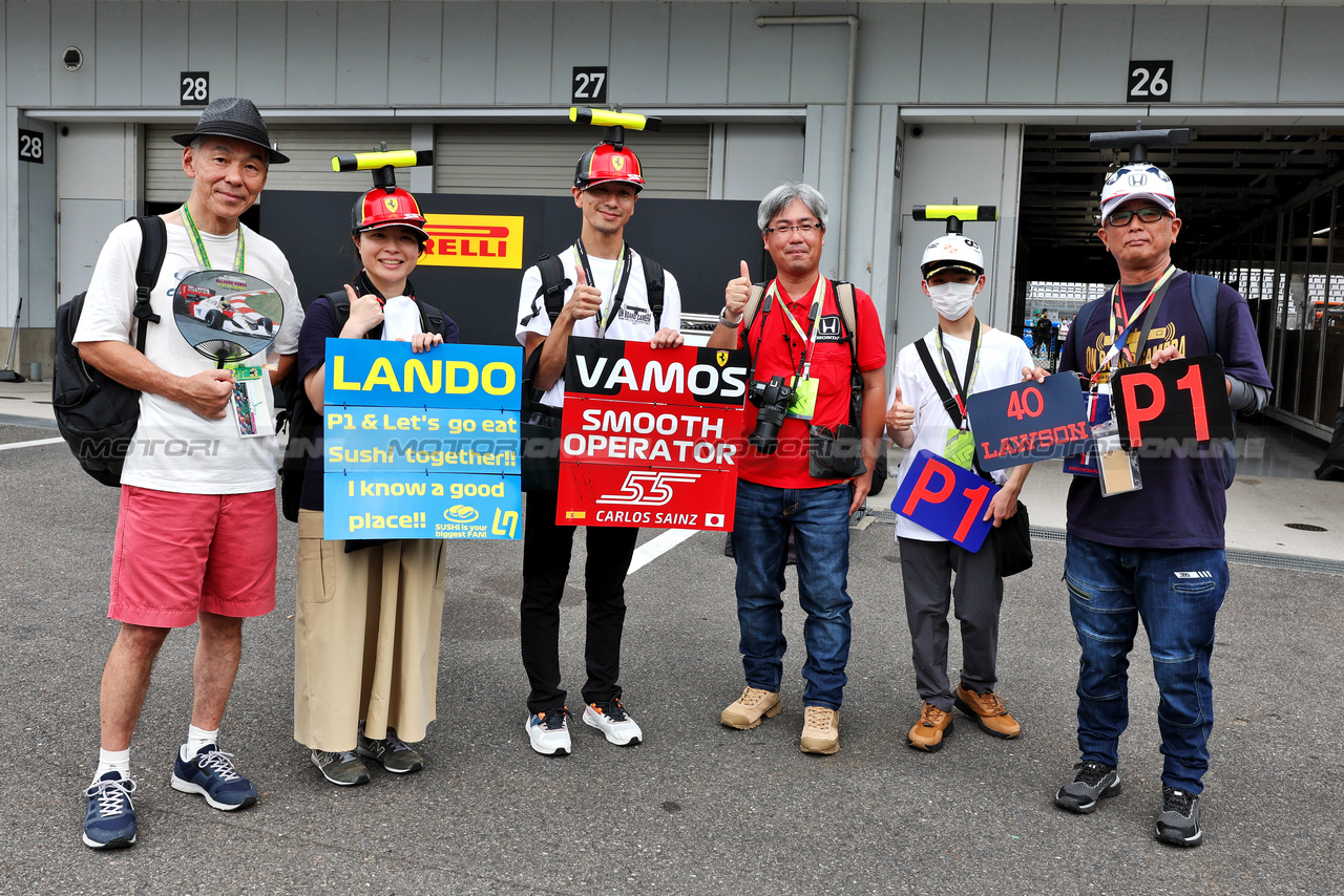 GP GIAPPONE, Paddock Atmosfera - fans.

21.09.2023. Formula 1 World Championship, Rd 17, Japanese Grand Prix, Suzuka, Japan, Preparation Day.

- www.xpbimages.com, EMail: requests@xpbimages.com © Copyright: Moy / XPB Images