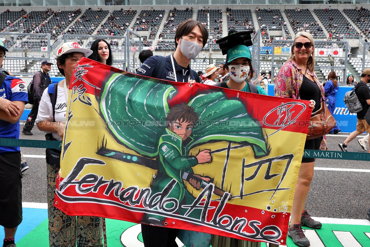GP GIAPPONE, Circuit Atmosfera - Fernando Alonso (ESP) Aston Martin F1 Team fans in the pits.

21.09.2023. Formula 1 World Championship, Rd 17, Japanese Grand Prix, Suzuka, Japan, Preparation Day.

- www.xpbimages.com, EMail: requests@xpbimages.com © Copyright: Moy / XPB Images