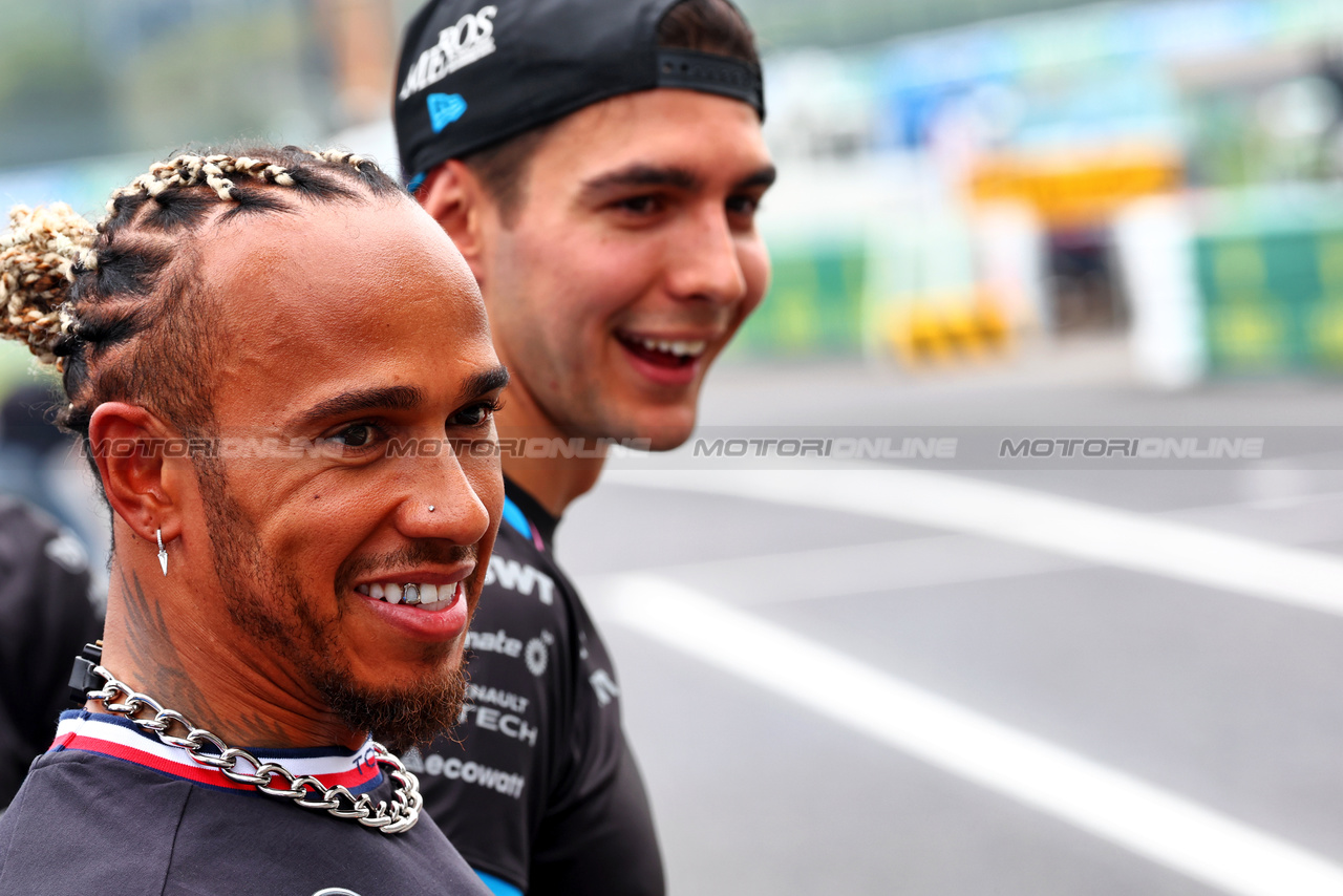 GP GIAPPONE, (L to R): Lewis Hamilton (GBR) Mercedes AMG F1 e Esteban Ocon (FRA) Alpine F1 Team with radio controlled cars.

21.09.2023. Formula 1 World Championship, Rd 17, Japanese Grand Prix, Suzuka, Japan, Preparation Day.

 - www.xpbimages.com, EMail: requests@xpbimages.com © Copyright: Coates / XPB Images