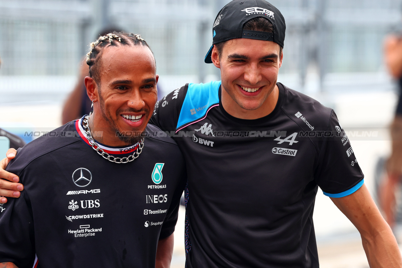 GP GIAPPONE, (L to R): Lewis Hamilton (GBR) Mercedes AMG F1 e Esteban Ocon (FRA) Alpine F1 Team with radio controlled cars.

21.09.2023. Formula 1 World Championship, Rd 17, Japanese Grand Prix, Suzuka, Japan, Preparation Day.

 - www.xpbimages.com, EMail: requests@xpbimages.com © Copyright: Coates / XPB Images