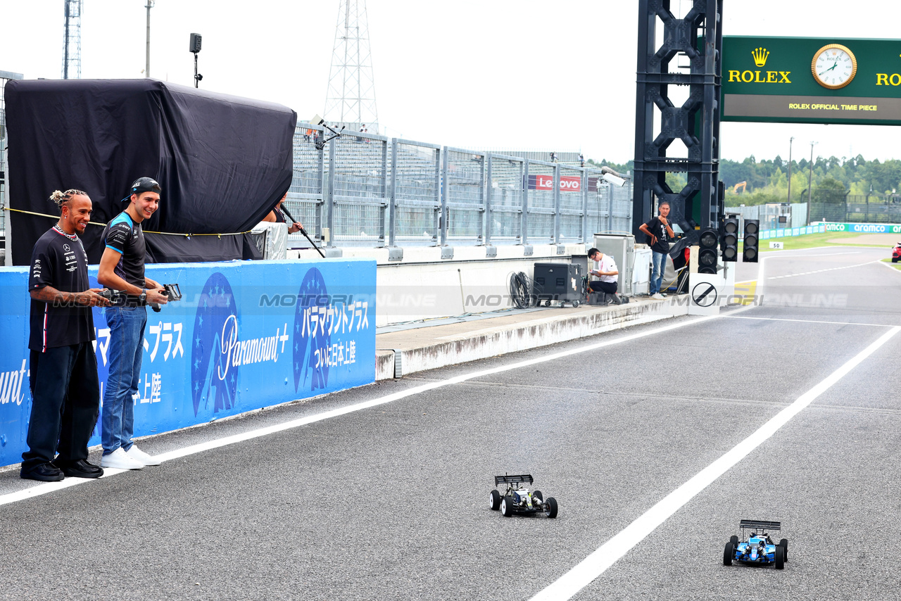 GP GIAPPONE, (L to R): Lewis Hamilton (GBR) Mercedes AMG F1 e Esteban Ocon (FRA) Alpine F1 Team with radio controlled cars.

21.09.2023. Formula 1 World Championship, Rd 17, Japanese Grand Prix, Suzuka, Japan, Preparation Day.

 - www.xpbimages.com, EMail: requests@xpbimages.com © Copyright: Coates / XPB Images