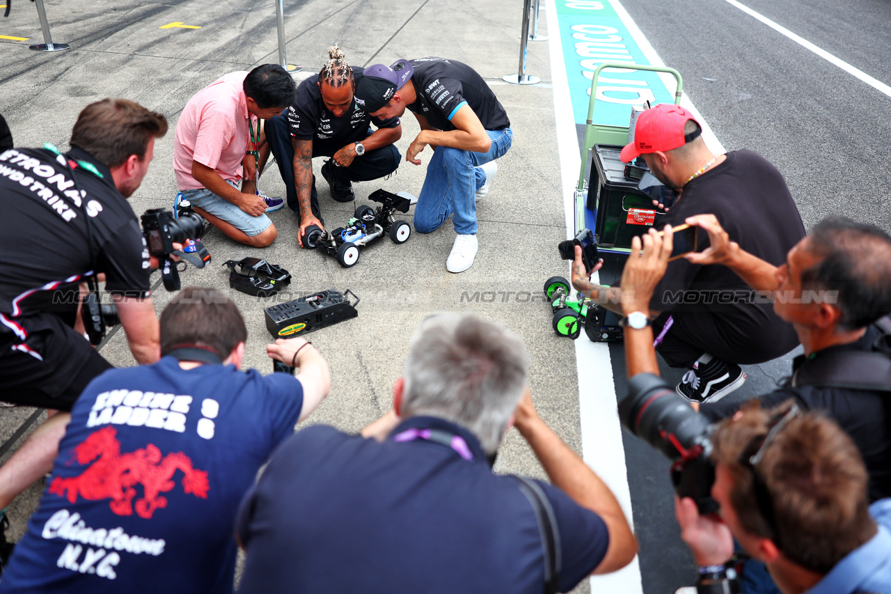 GP GIAPPONE, (L to R): Lewis Hamilton (GBR) Mercedes AMG F1 e Esteban Ocon (FRA) Alpine F1 Team with radio controlled cars.

21.09.2023. Formula 1 World Championship, Rd 17, Japanese Grand Prix, Suzuka, Japan, Preparation Day.

 - www.xpbimages.com, EMail: requests@xpbimages.com © Copyright: Coates / XPB Images
