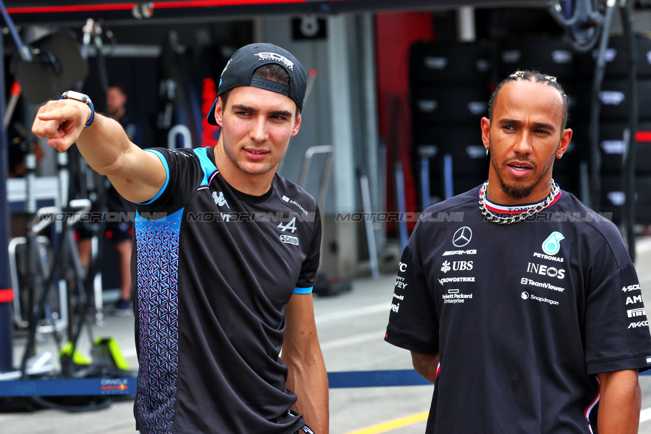 GP GIAPPONE, (L to R): Esteban Ocon (FRA) Alpine F1 Team e Lewis Hamilton (GBR) Mercedes AMG F1 with radio controlled cars.

21.09.2023. Formula 1 World Championship, Rd 17, Japanese Grand Prix, Suzuka, Japan, Preparation Day.

 - www.xpbimages.com, EMail: requests@xpbimages.com © Copyright: Coates / XPB Images