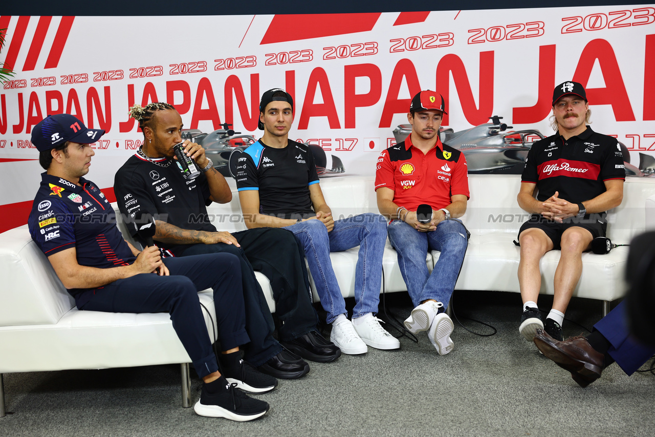 GP GIAPPONE, (L to R): Sergio Perez (MEX) Red Bull Racing; Lewis Hamilton (GBR) Mercedes AMG F1; Esteban Ocon (FRA) Alpine F1 Team; Charles Leclerc (MON) Ferrari; e Valtteri Bottas (FIN) Alfa Romeo F1 Team, in the FIA Press Conference.

21.09.2023. Formula 1 World Championship, Rd 17, Japanese Grand Prix, Suzuka, Japan, Preparation Day.

- www.xpbimages.com, EMail: requests@xpbimages.com © Copyright: Batchelor / XPB Images