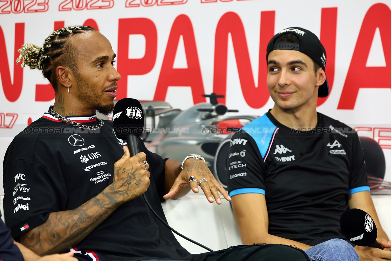 GP GIAPPONE, (L to R): Lewis Hamilton (GBR) Mercedes AMG F1 e Esteban Ocon (FRA) Alpine F1 Team in the FIA Press Conference.

21.09.2023. Formula 1 World Championship, Rd 17, Japanese Grand Prix, Suzuka, Japan, Preparation Day.

- www.xpbimages.com, EMail: requests@xpbimages.com © Copyright: Batchelor / XPB Images