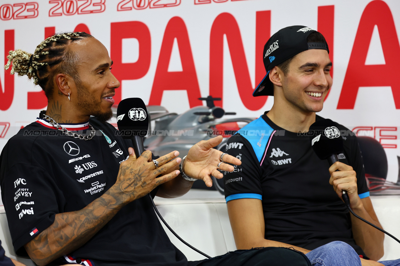 GP GIAPPONE, (L to R): Lewis Hamilton (GBR) Mercedes AMG F1 e Esteban Ocon (FRA) Alpine F1 Team in the FIA Press Conference.

21.09.2023. Formula 1 World Championship, Rd 17, Japanese Grand Prix, Suzuka, Japan, Preparation Day.

- www.xpbimages.com, EMail: requests@xpbimages.com © Copyright: Batchelor / XPB Images