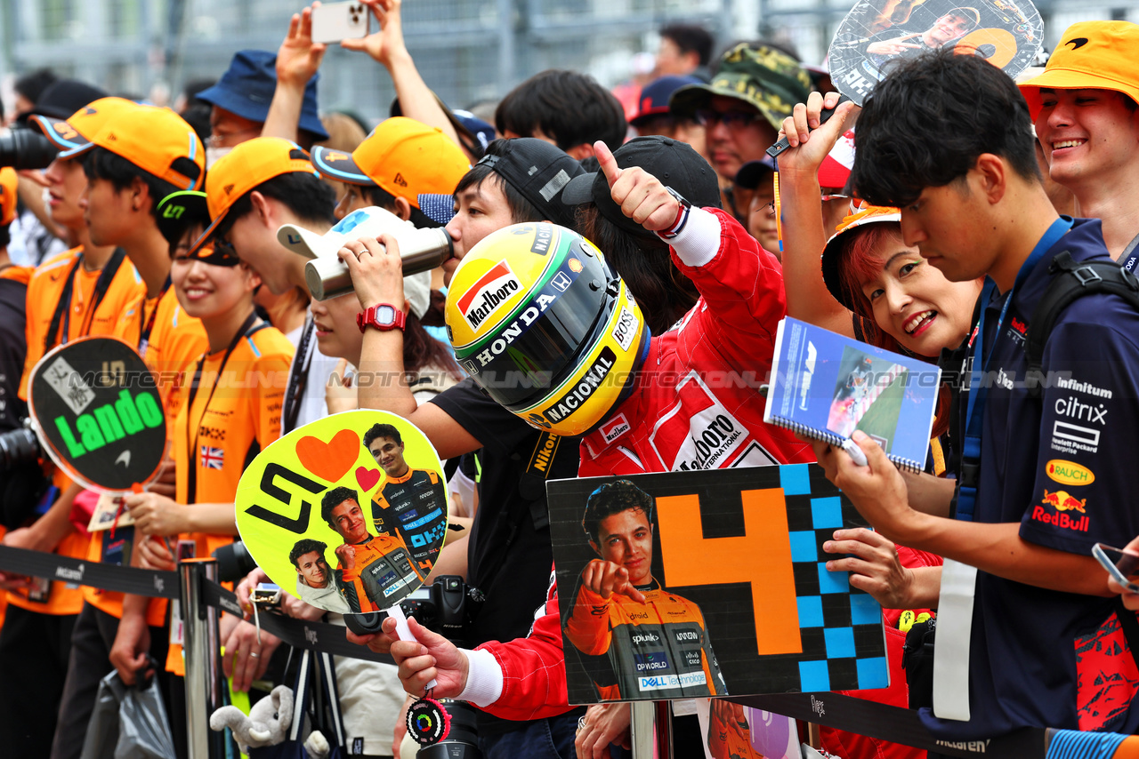GP GIAPPONE, Circuit Atmosfera - Ayrton Senna fan in the pits.

21.09.2023. Formula 1 World Championship, Rd 17, Japanese Grand Prix, Suzuka, Japan, Preparation Day.

 - www.xpbimages.com, EMail: requests@xpbimages.com © Copyright: Coates / XPB Images